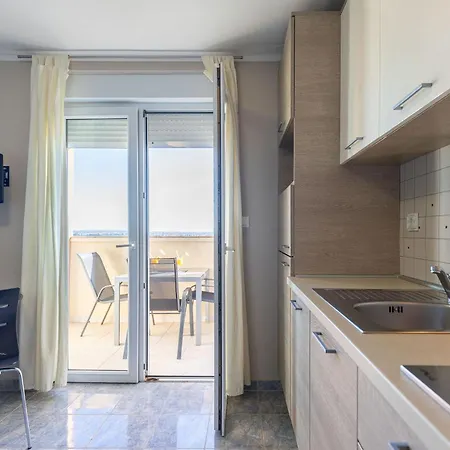 Jakov, No 2 Apartment Nin