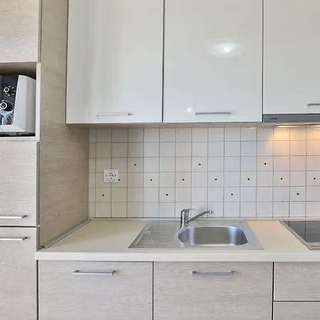 Jakov, No 2 Apartamento Nin