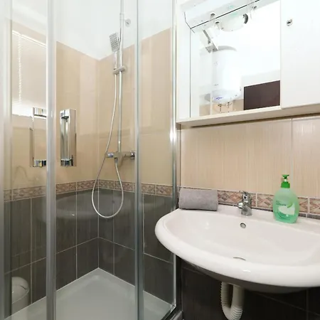 Jakov, No 2 Appartement *