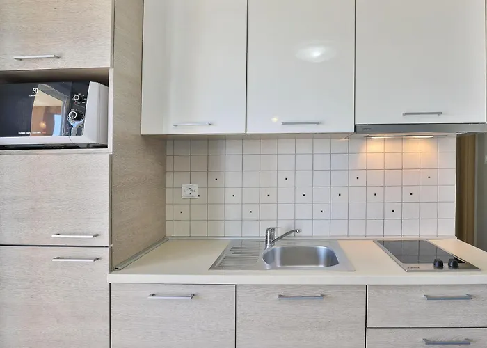 Jakov, No 2 Apartamento Nin